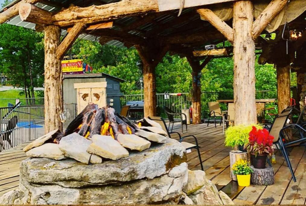 Stonegate Lodge King Bed Wifi 50 Roku Tv Salt Water Pool Room #104 Eureka Springs Exterior photo